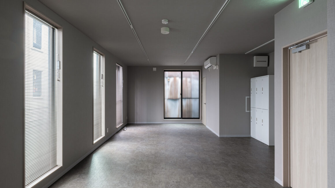都心の狭小地に建つ、店舗と事務所が一体となった耐火木造の複合空間